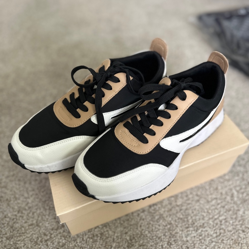 Dolce Vita Stylish Black and Tan Sneakers